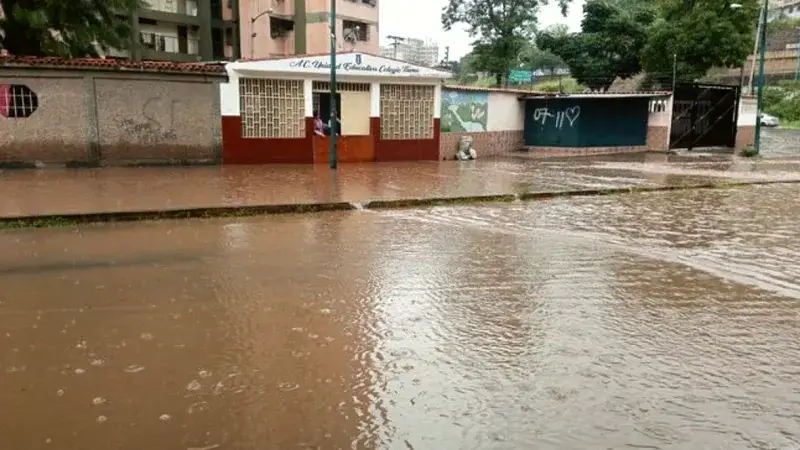 Fuertes lluvias desbordan el río El Valle y colapsan vías de Caracas