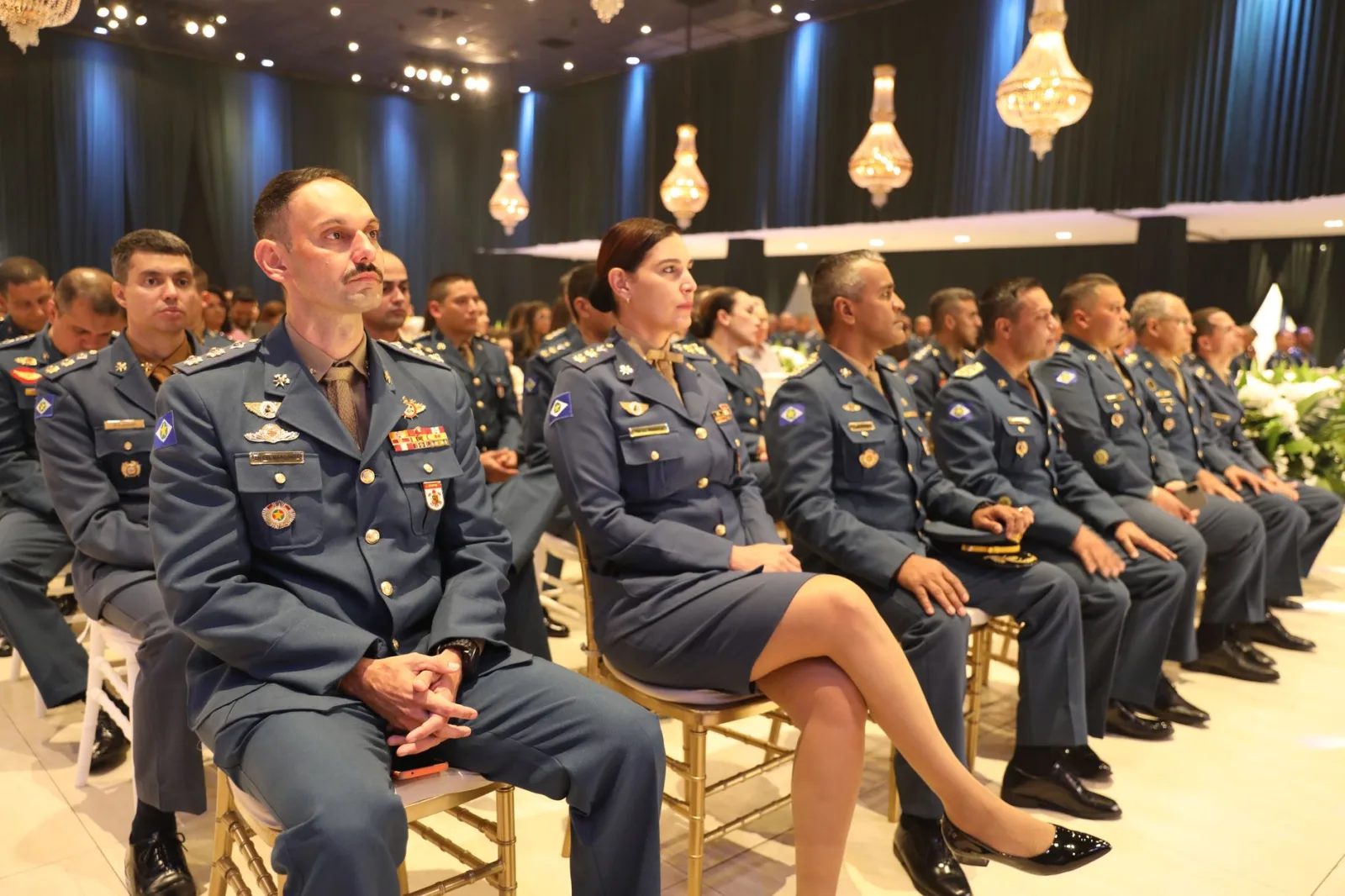 Ceremonia militar formal en Mato Grosso, Brasil, con personal uniformado.