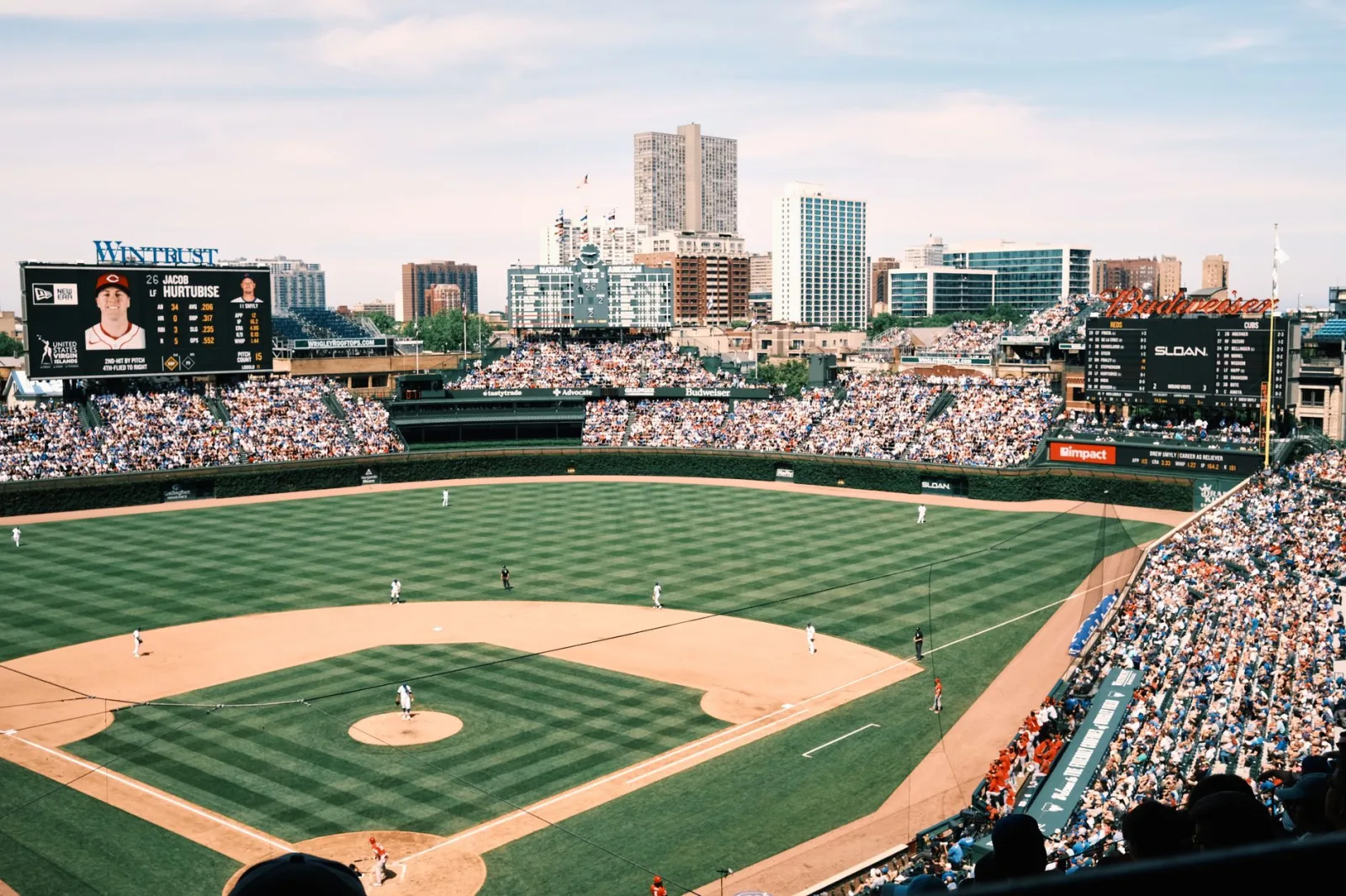 Toma de gran angular del Wrigley Field lleno de espectadores durante un partido de béisbol en Chicago.