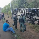 Autobús de excursión vuelca en Falcón y deja 13 heridos