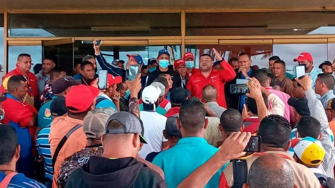 Petroleros del Zulia paralizan operaciones y exigen pagos
