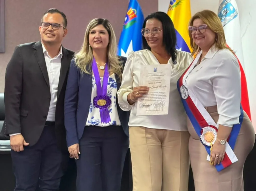 Concejo de Maracaibo condecora a Roselyn López de Caldera