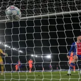 Barcelona prolonga su fragilidad atrás en la Champions