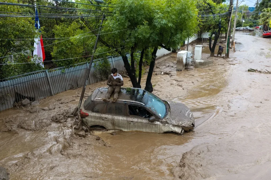 Aluvión en Las Condes arrastra buses y vehículos en Chile
