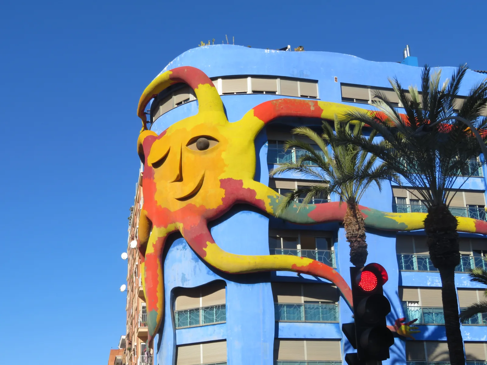 Edificio Sol en el Grao de Castellón, Obra del artista Juan García Ripollés "Ripo"