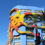 Edificio Sol en el Grao de Castellón, Obra del artista Juan García Ripollés "Ripo"