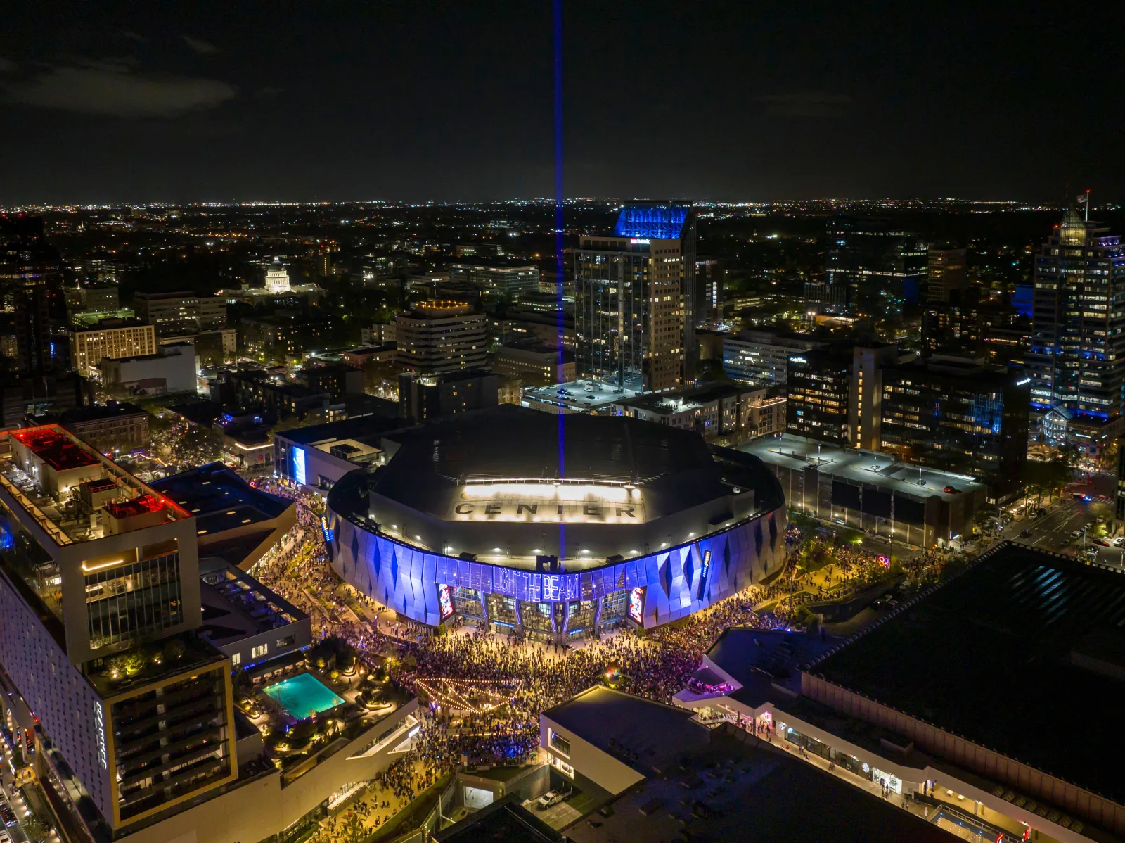 Vista aérea del Golden 1 Center iluminado por la noche en el centro de Sacramento, California.