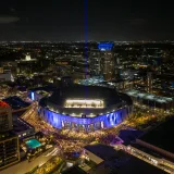 Vista aérea del Golden 1 Center iluminado por la noche en el centro de Sacramento, California.