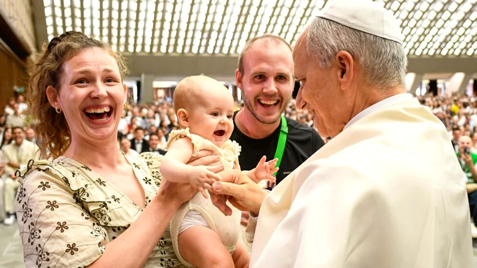 León XIV llama a abrir espacios para jóvenes en Vaticano