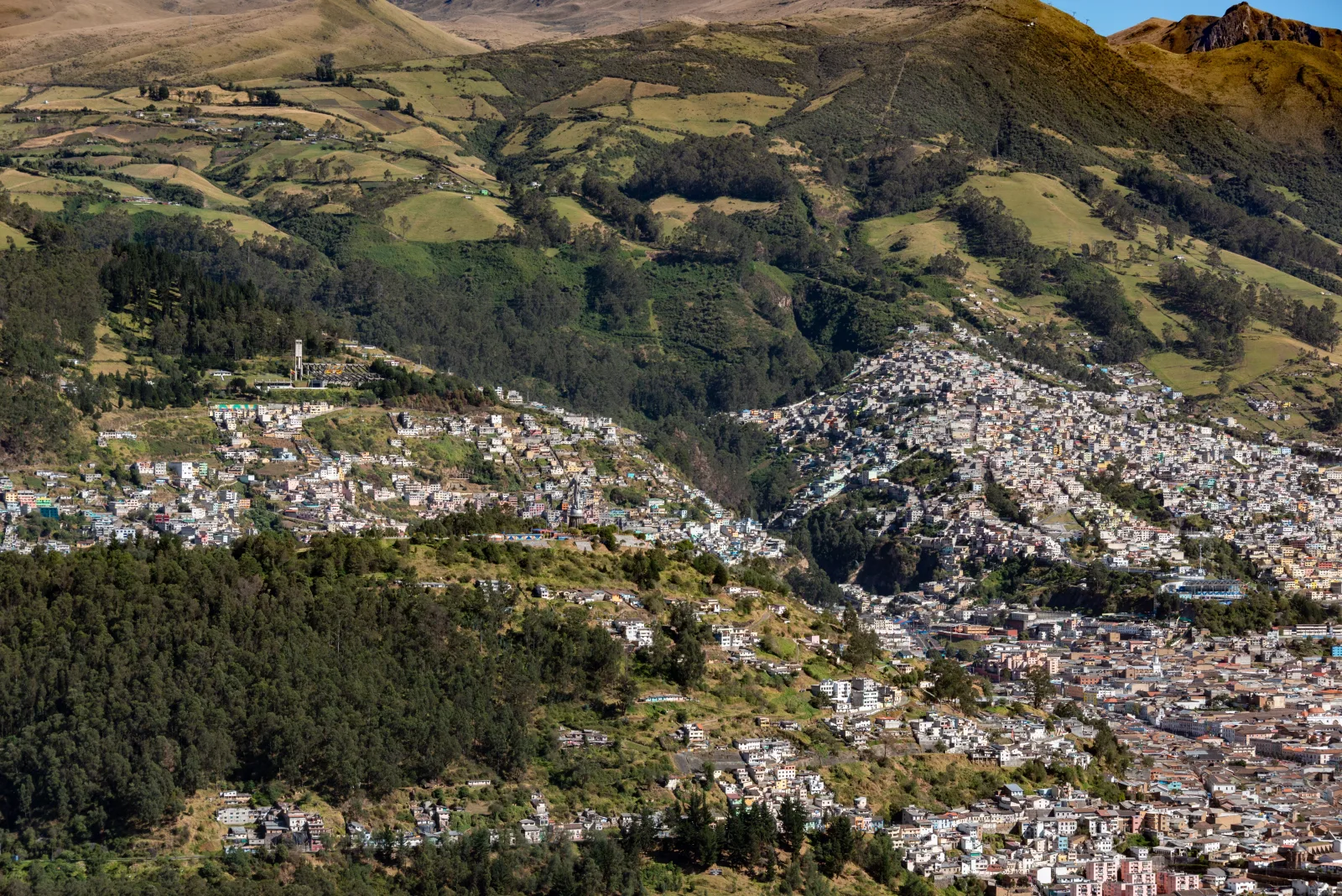 Una impresionante vista aérea de los pueblos en las laderas y la exuberante vegetación de Quito, Ecuador.