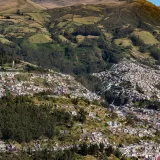 Una impresionante vista aérea de los pueblos en las laderas y la exuberante vegetación de Quito, Ecuador.