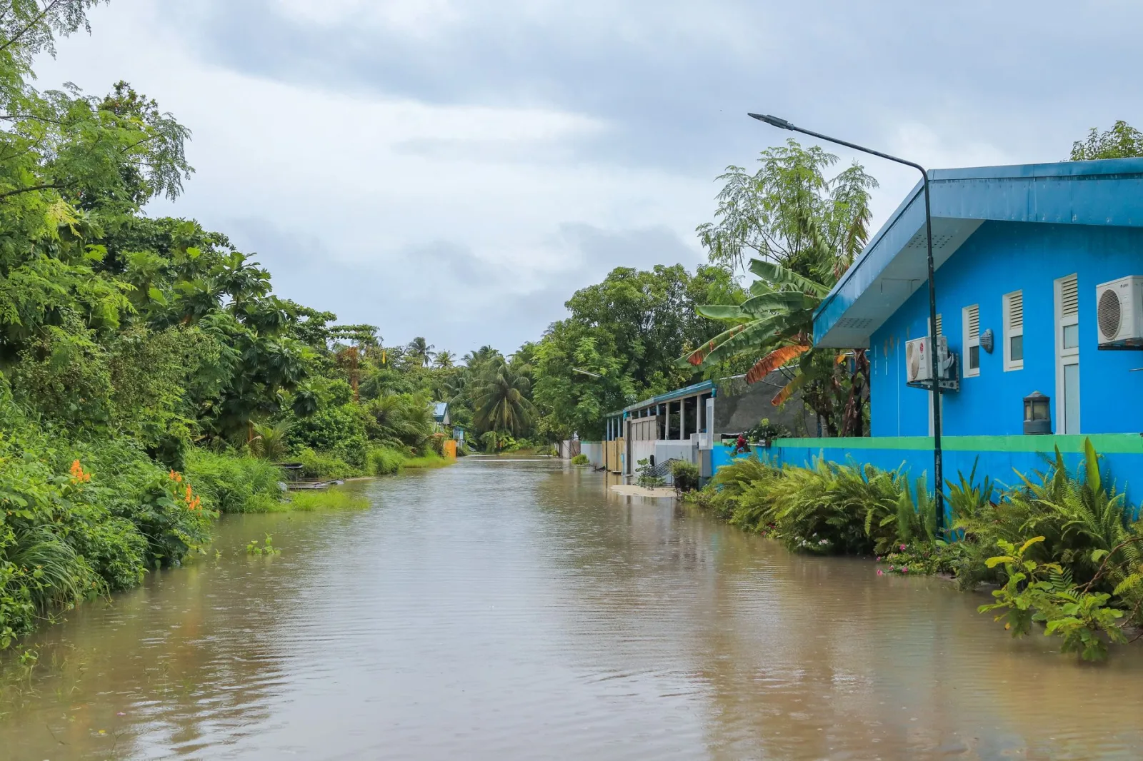 Una calle tropical en Nolhivaranfaru, Maldivas, inundada.