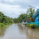 Una calle tropical en Nolhivaranfaru, Maldivas, inundada.