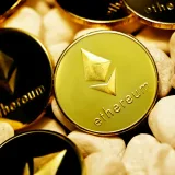 Un grupo de monedas de Ethereum sobre las piedras