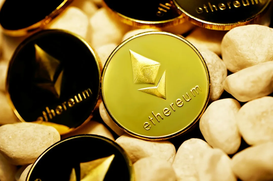 Un grupo de monedas de Ethereum sobre las piedras