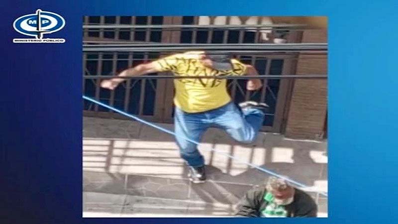 MP ordenó investigar a sujeto que cayó a patadas a un indigente en Petare (Video)