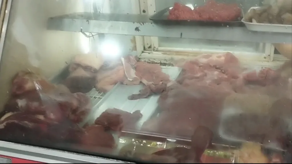 Comerciantes de la Curva de Molina resisten entre apagones
