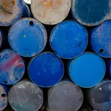 Barriles industriales almacenados para su reciclaje y reutilización