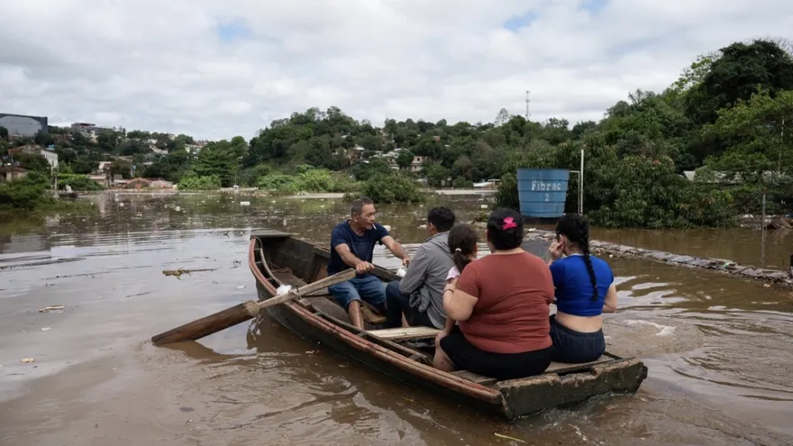 Las crecidas en el noreste argentino obligan a evacuar a miles