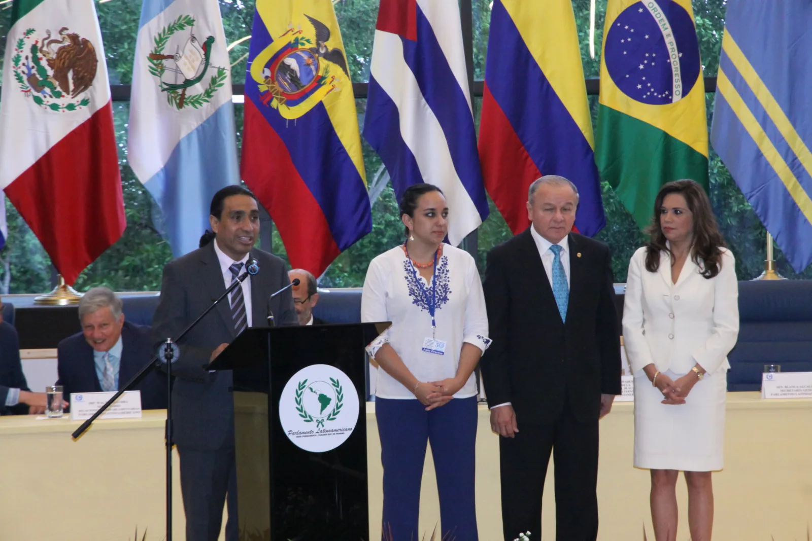 Asambleísta Virgilio Hernández junto a Gabriela Rivadeneira, presidenta alterna del Parlatino y Elías Castillo, presidente del Parlatino (15789796128)