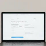 Una computadora portátil que muestra un formulario de pago en línea, destacando la tecnología y el comercio electrónico.