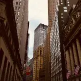 Wall Street cierra a la baja por toma de ganancias en tecnológicas y baja el petróleo