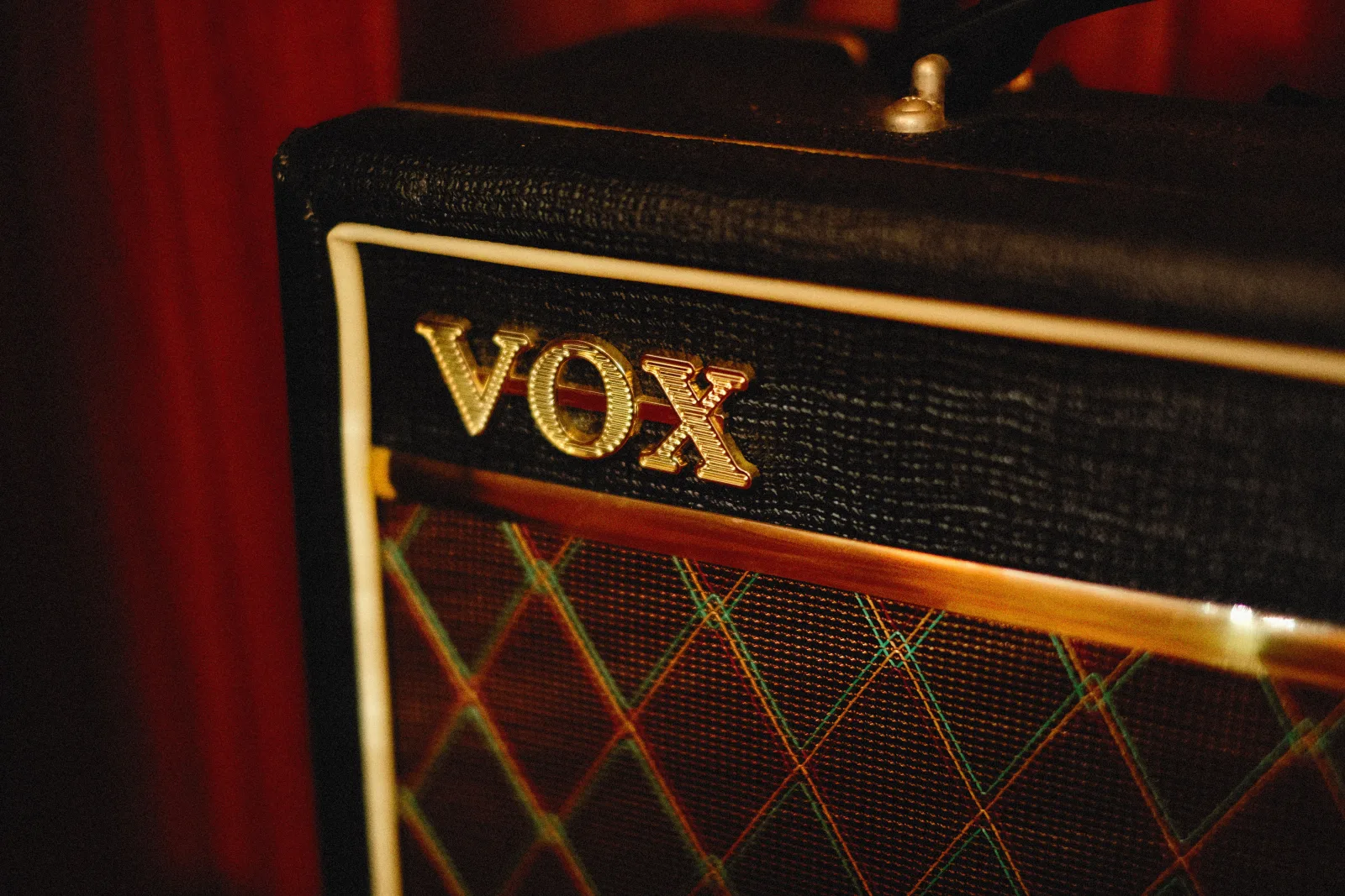 Amplificador Vox Pathfinder vintage, con un diseño clásico capturado en tonos cálidos.