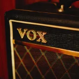 Amplificador Vox Pathfinder vintage, con un diseño clásico capturado en tonos cálidos.