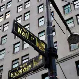 Wall Street cerró mixto con el Dow en récord y el petróleo en mínimos de tres meses
