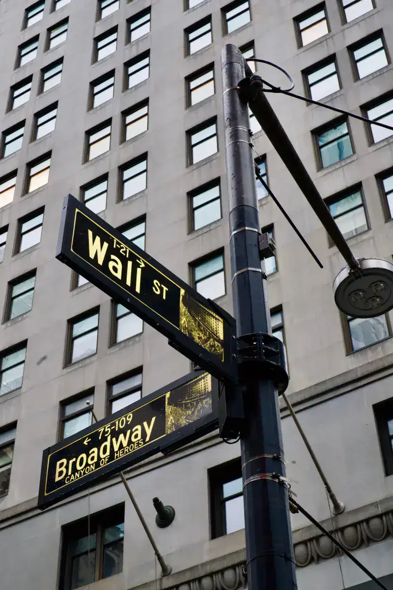 Wall Street cerró mixto con el Dow en récord y el petróleo en mínimos de tres meses