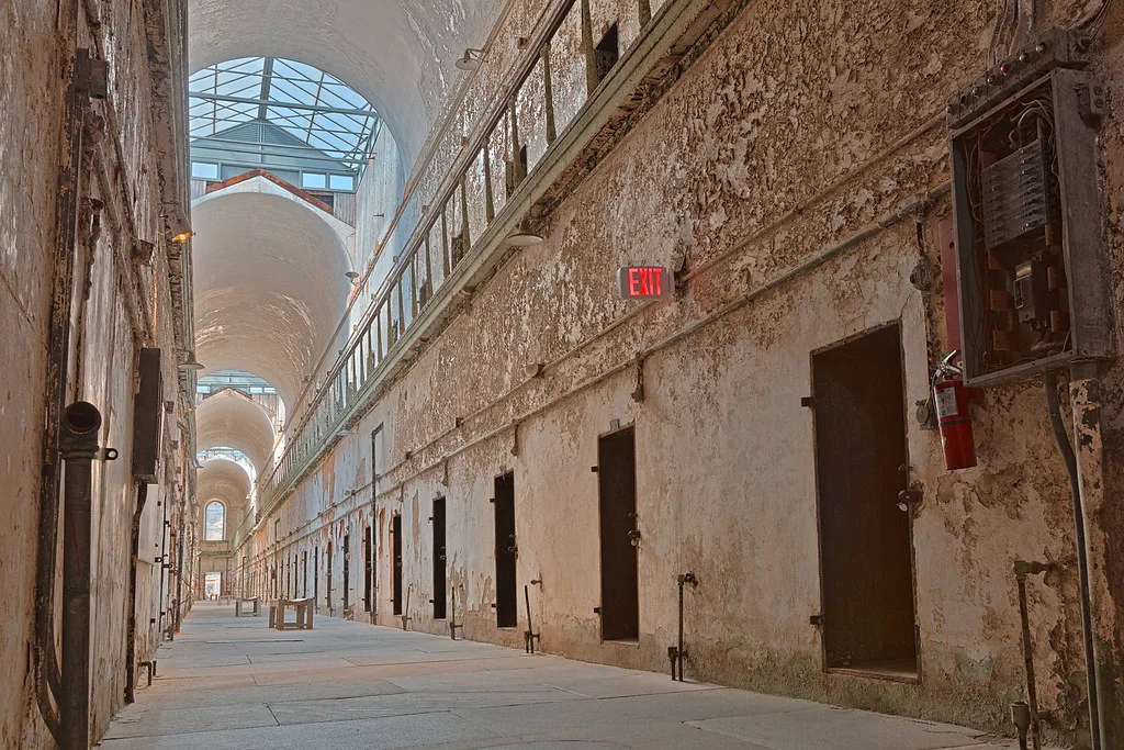 Corredor de Eastern State Penitentiary, Filadelfia; imagen ilustrativa, no es la cárcel 26 de Julio.