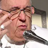El Papa pide a países que no recurran a las armas sino a la razón