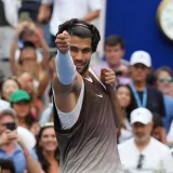 Alcaraz se mete en semifinales de Tokio tras retiro de Shapovalov