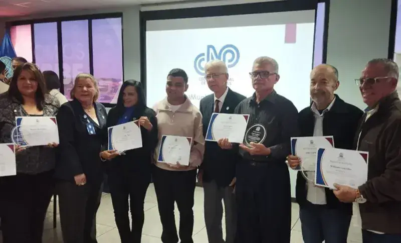Urbe reconoce a ocho comunicadores y cinco medios en el Día del Periodista