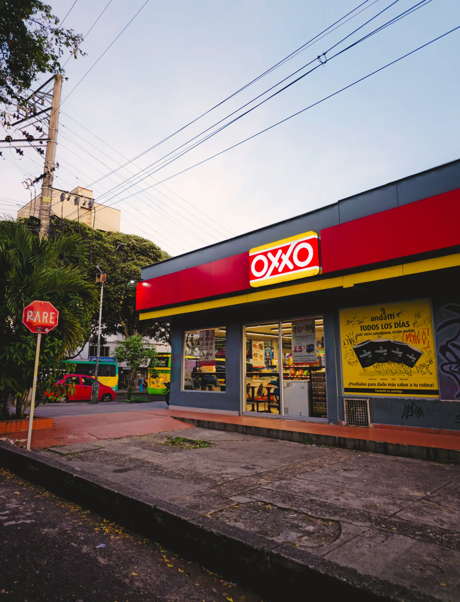 Vista nocturna de una tienda de conveniencia OXXO en Bucaramanga, Colombia.