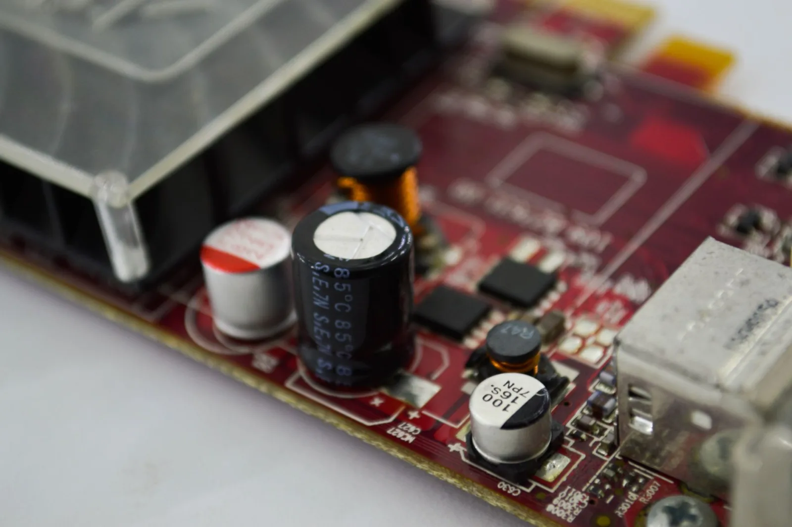 Primer plano macro detallado de una placa de circuito que destaca los condensadores, los chips y los circuitos.