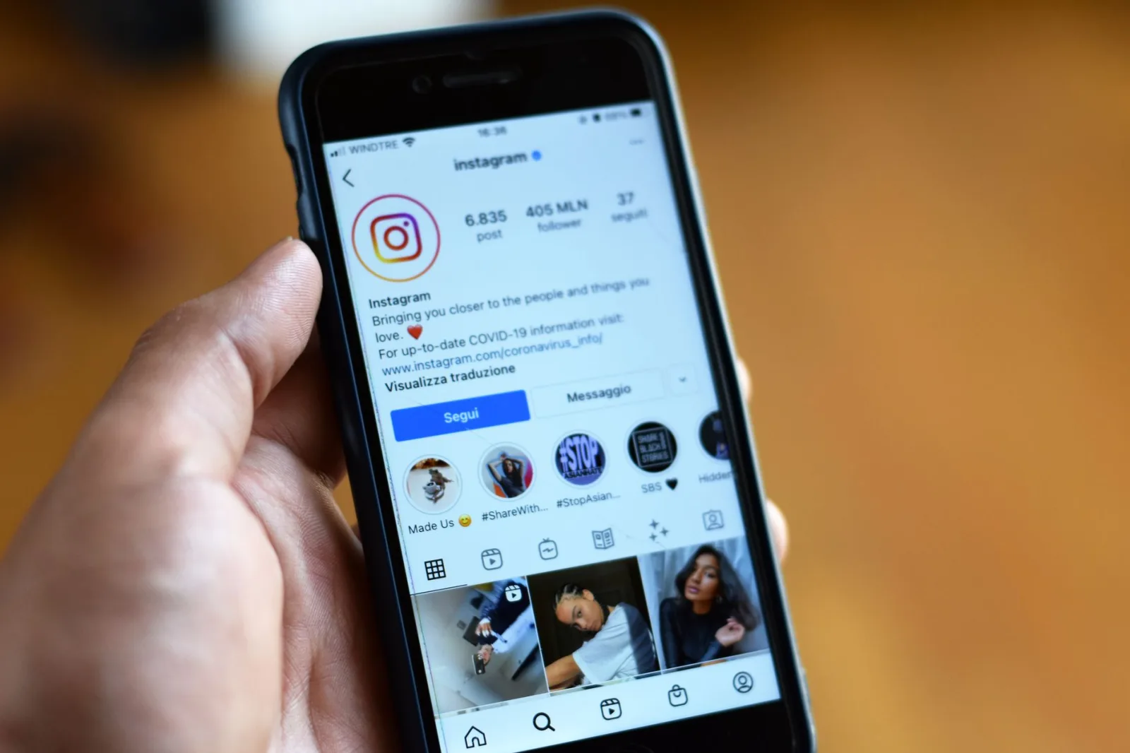 Primer plano de un teléfono inteligente que muestra la pantalla de un perfil de Instagram.