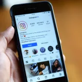Primer plano de un teléfono inteligente que muestra la pantalla de un perfil de Instagram.