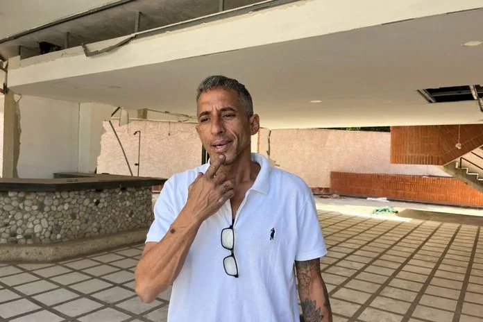 Vecinos de La Guaira custodian edificios entre ruinas