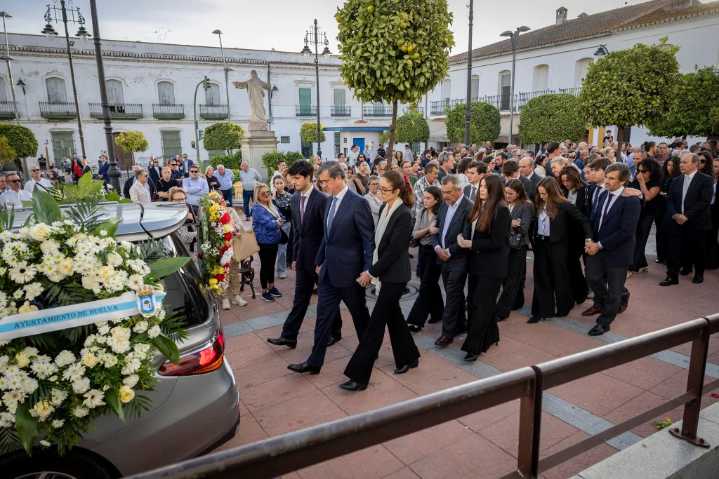 San Juan del Puerto despide a Fátima Báñez tras el choque
