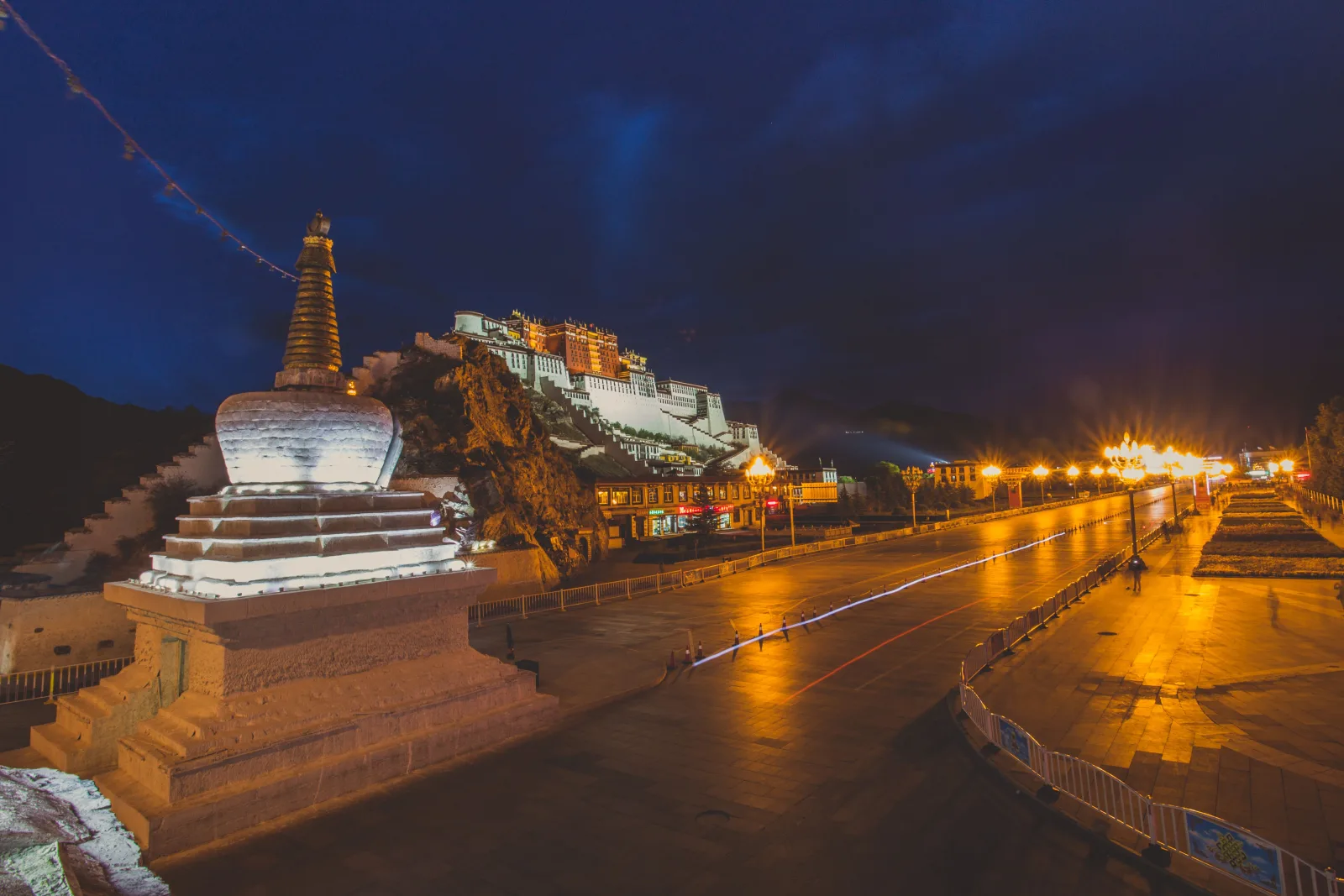 Impresionante vista nocturna del Palacio de Potala iluminado en Lhasa, Tíbet, que muestra su grandeza arquitectónica.