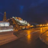 Impresionante vista nocturna del Palacio de Potala iluminado en Lhasa, Tíbet, que muestra su grandeza arquitectónica.