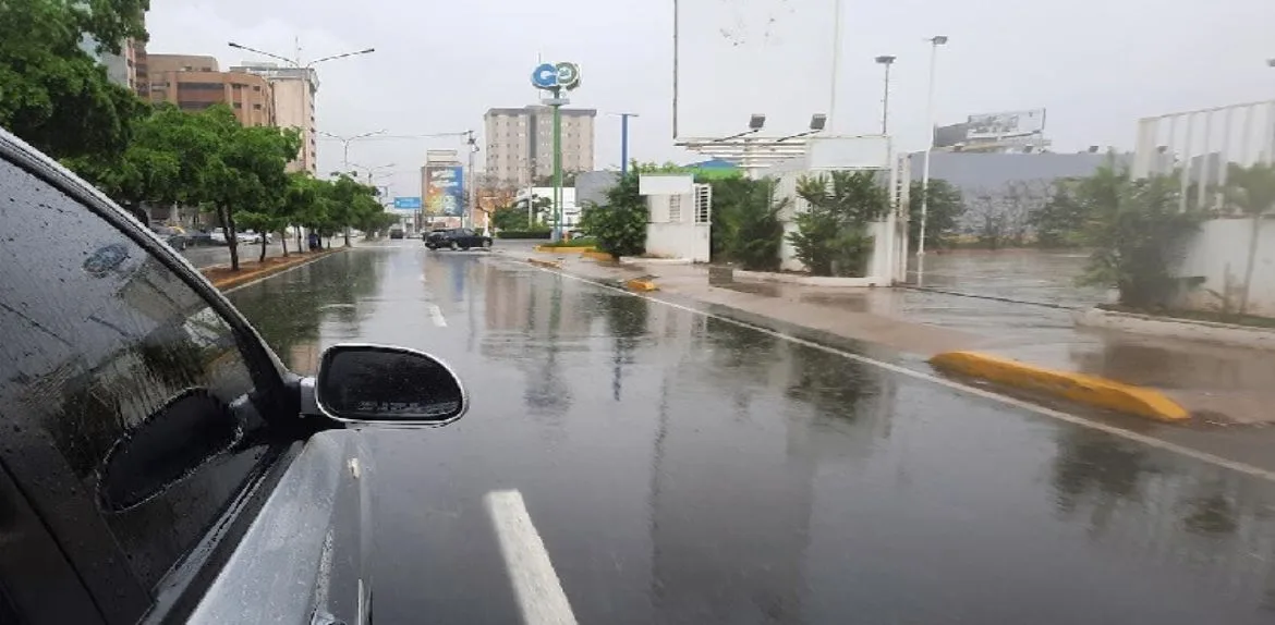 Lluvias y descargas eléctricas complican la movilidad en Maracaibo