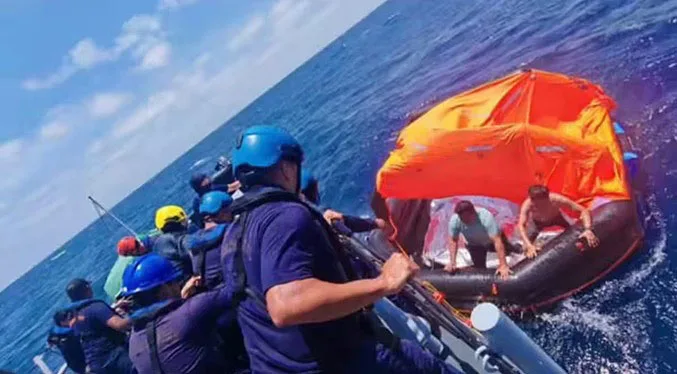 Armada de Ecuador busca a 14 tripulantes tras naufragio