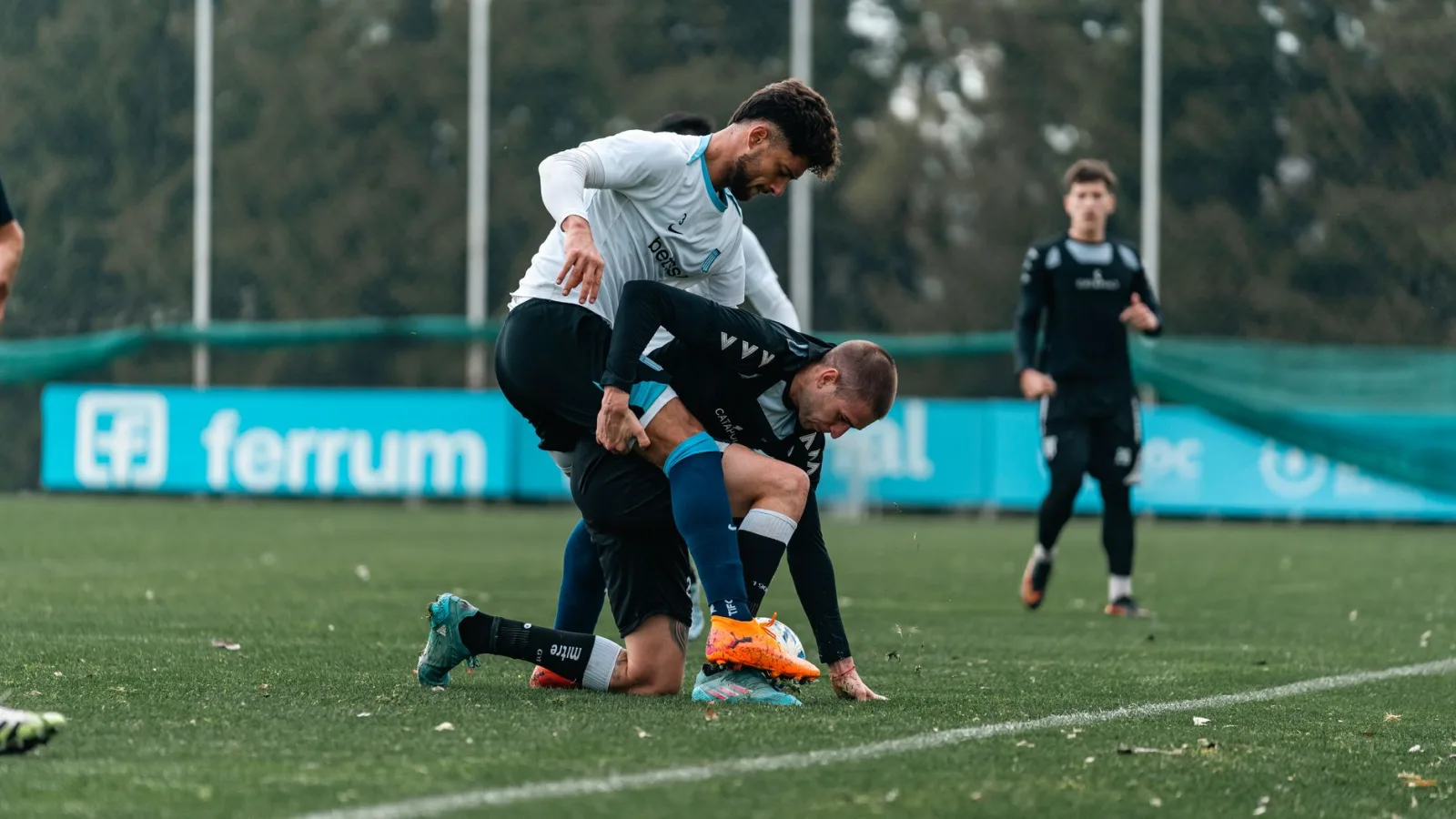 Frenkie de Jong se recupera tras lesión de rodilla que lo deja fuera