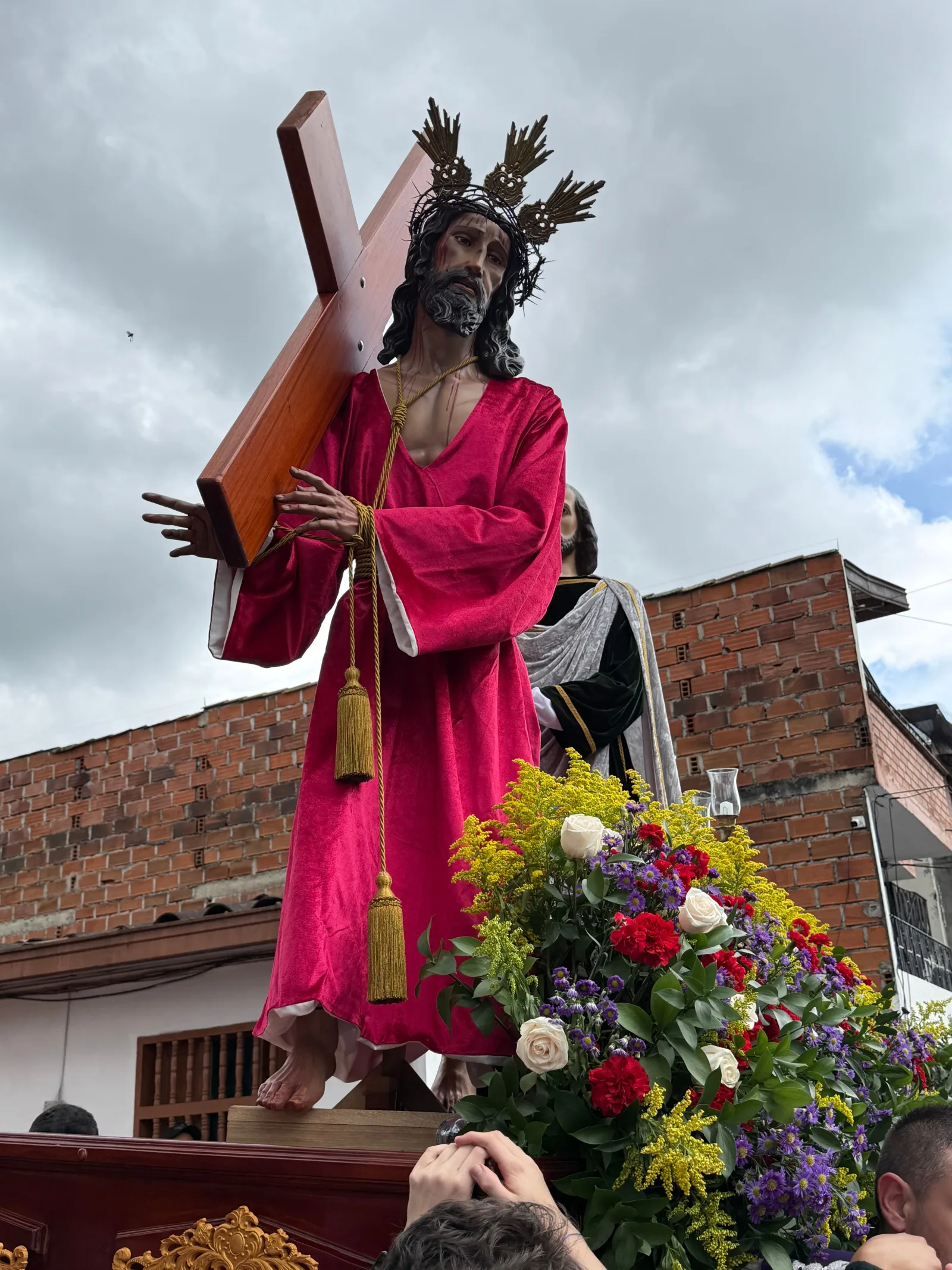 Estatua de Jesús cargando la cruz durante una procesión religiosa en Guarne, Antioquia, Colombia.