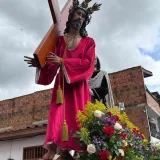 Estatua de Jesús cargando la cruz durante una procesión religiosa en Guarne, Antioquia, Colombia.
