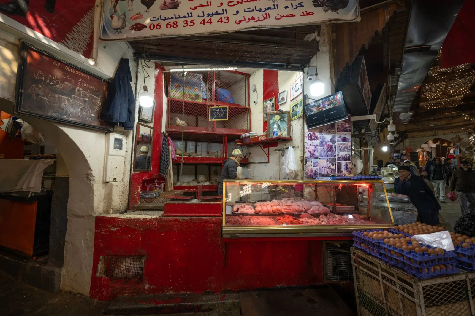 Explora una carnicería tradicional en la vibrante medina de Fez, Marruecos, llena de actividad local.