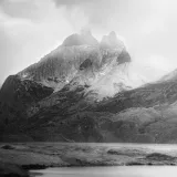 Espectacular paisaje en blanco y negro de montañas escarpadas en Puerto Natales, Chile.