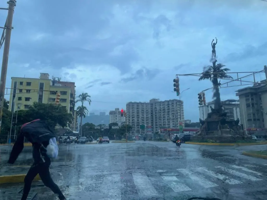 Lluvias colapsan vías de Caracas y crece el Guaire